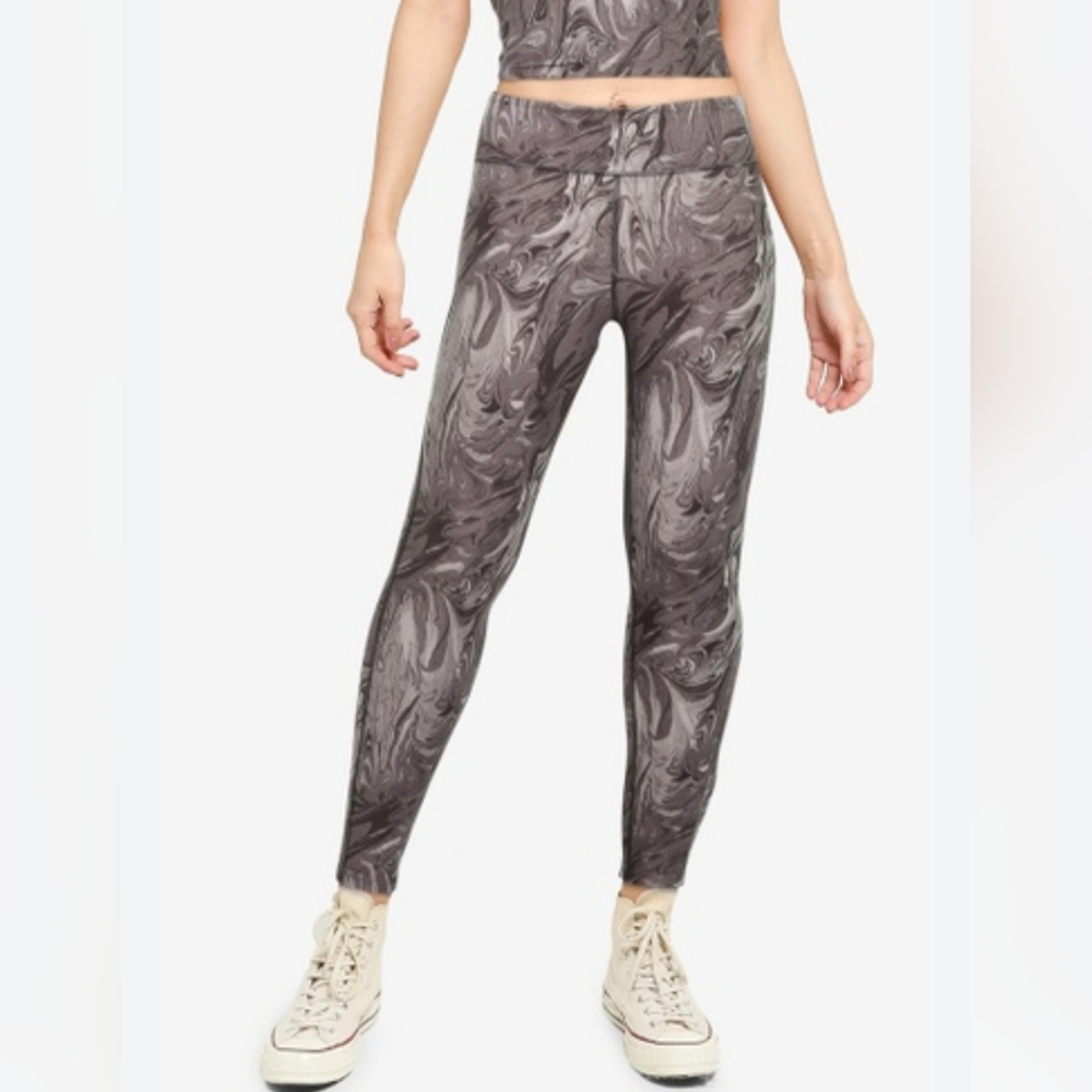 NWT Abercrombie and Fitch soft legging size M.